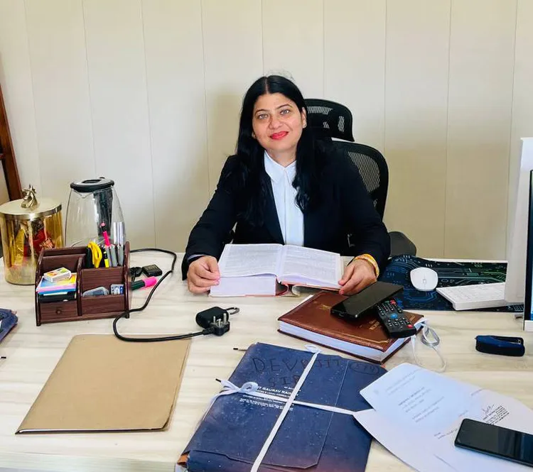 Best Female Lawyer In Dwarka